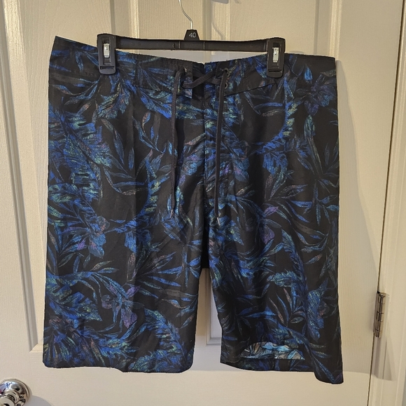 Old Navy NWT Mens Blue And Black At Knee Swim Trunks Size XL - Picture 1 of 4